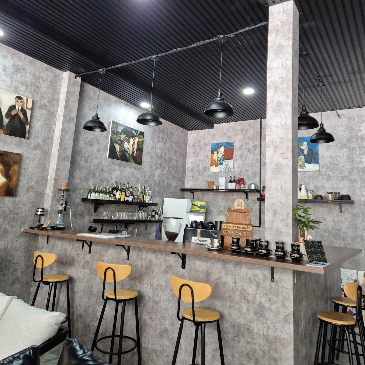 Lyn's - Coffee & Beer