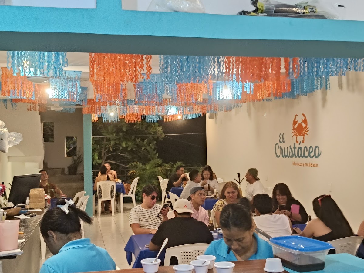 El Crustáceo; mariscos y micheladas.