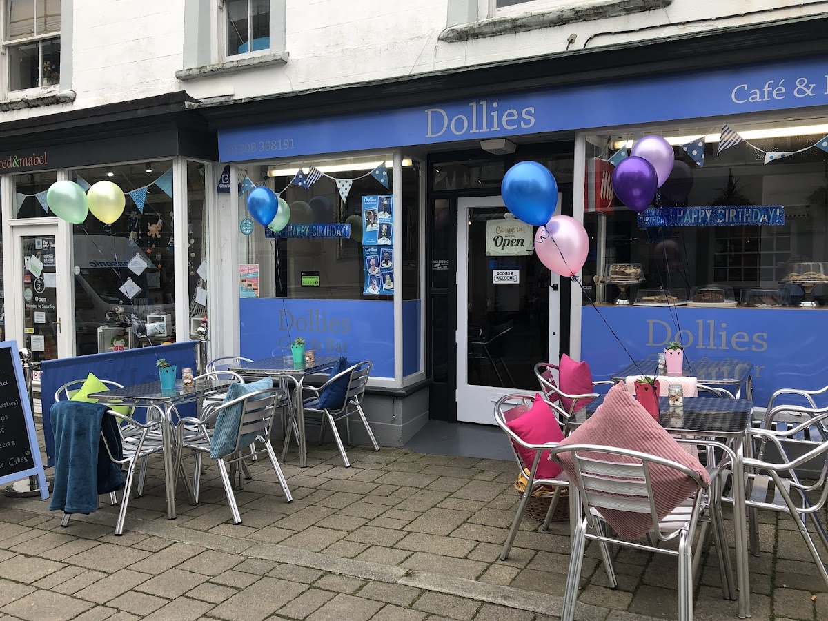 Dollies Cafe & Bar
