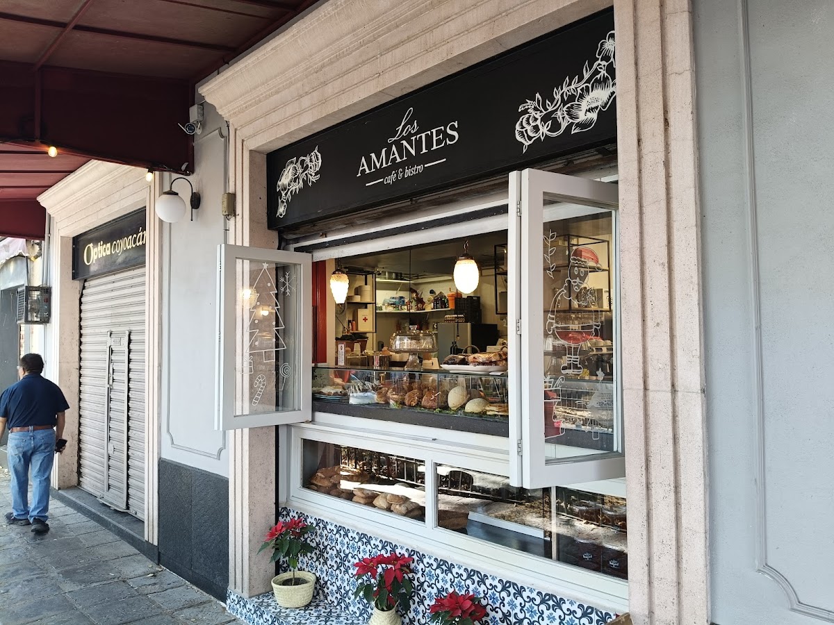 Los Amantes Cafe & Bistro