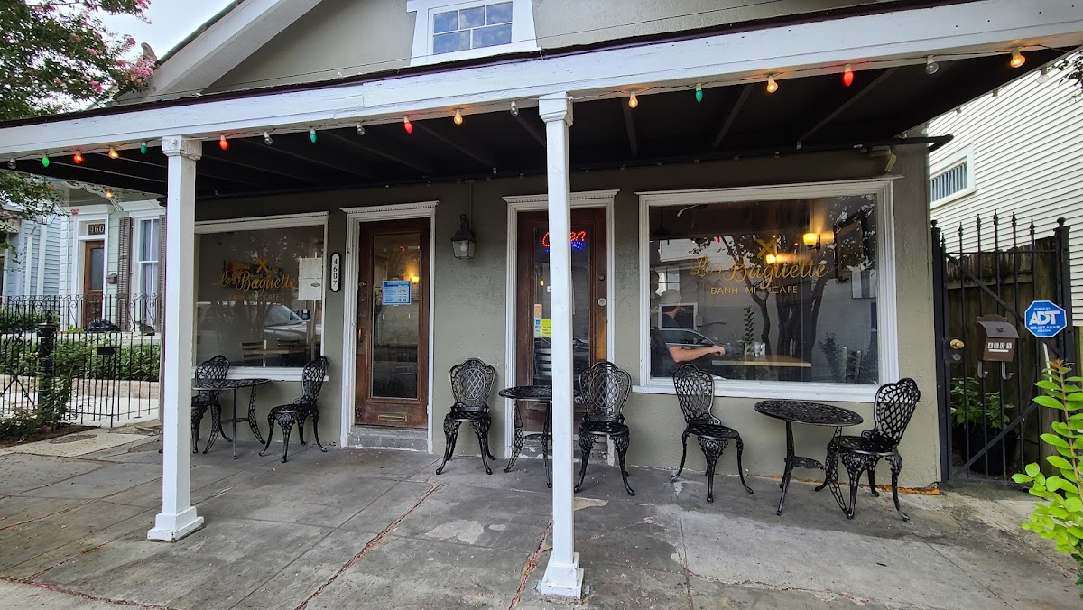 Le's Baguette Banh Mi Cafe