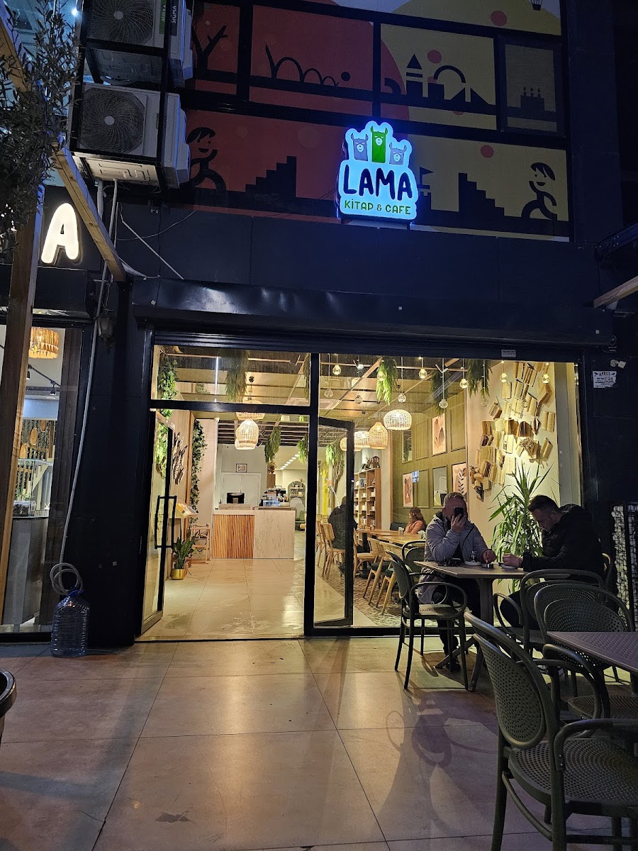 Lama kitap cafe