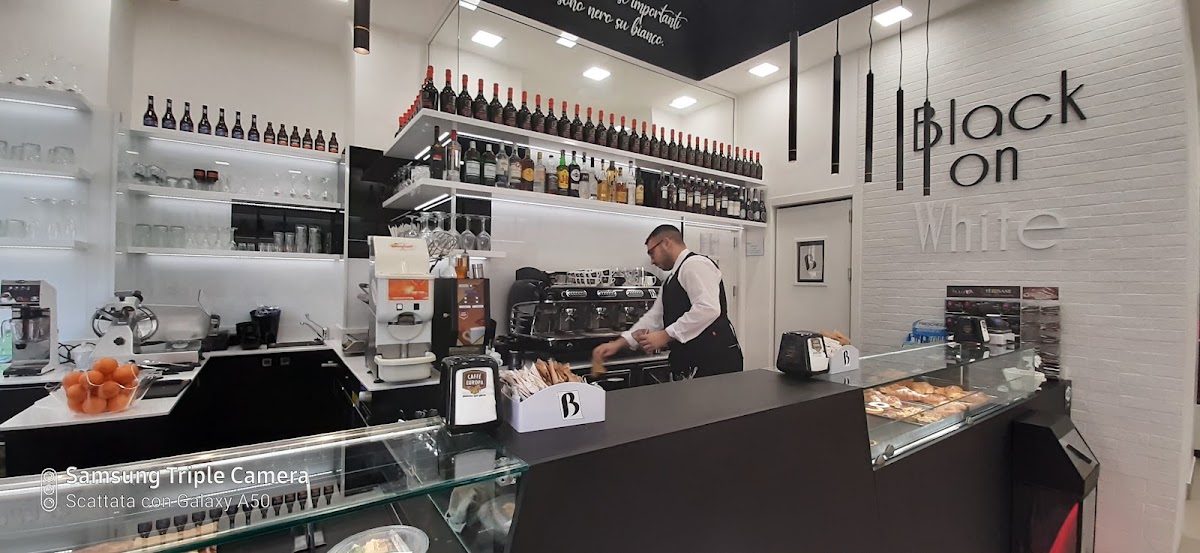 Black on White-Bar Roma