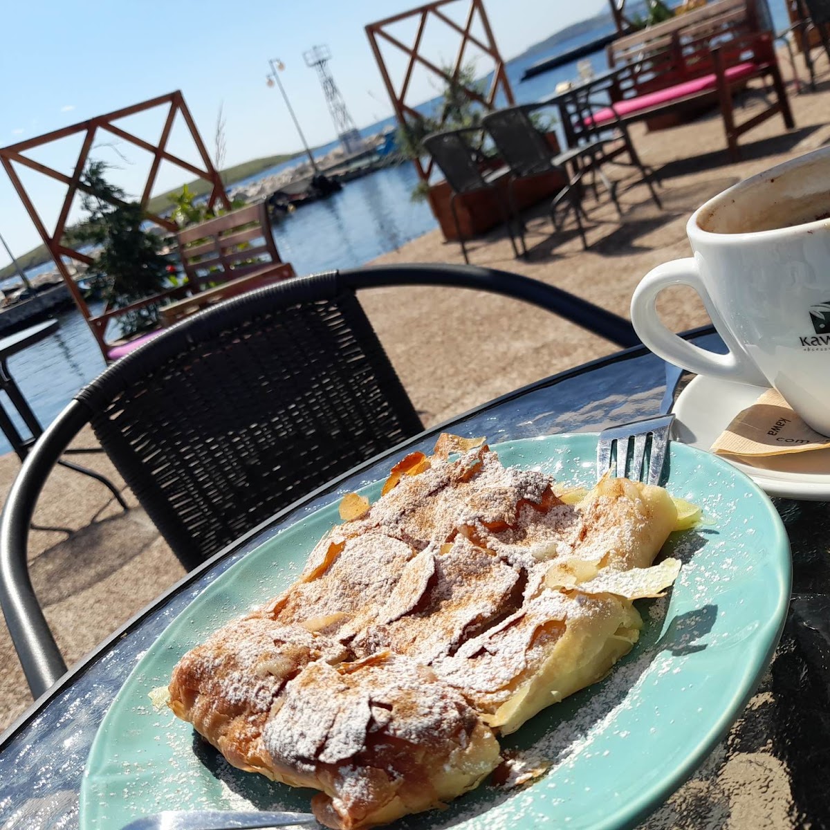 To limanaki ton Pamfilon