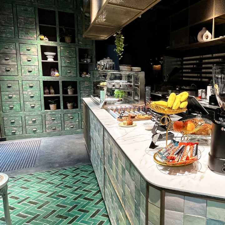 Roots Café und Deli by Heidi und Paul