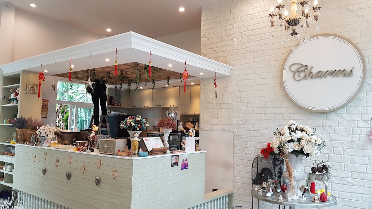 Charms Cafe'