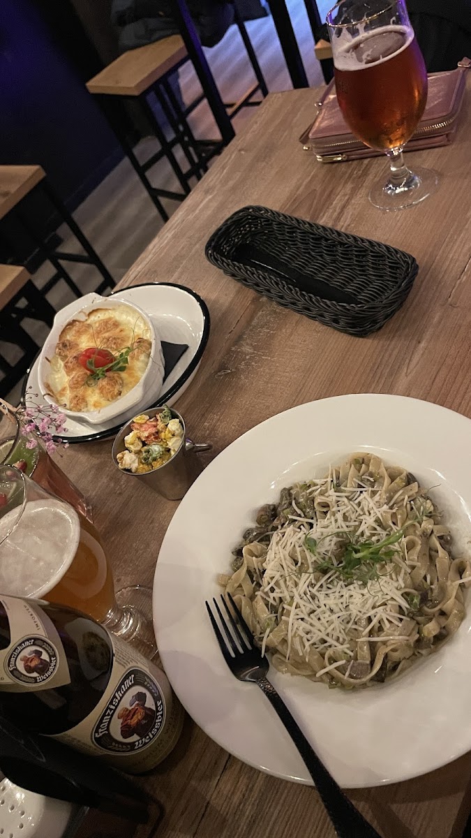 KAFEJNĪCA 'DIČ BAR'