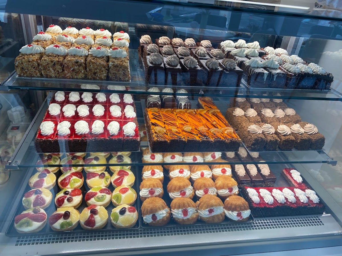 Bekkys Bäck - Ελληνικό Ζαχαροπλαστείο Café, Kuchen, Torten