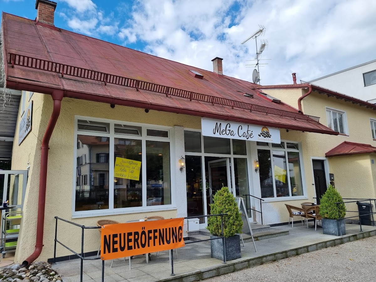 MeGa Cafe & Backshop & Bistro